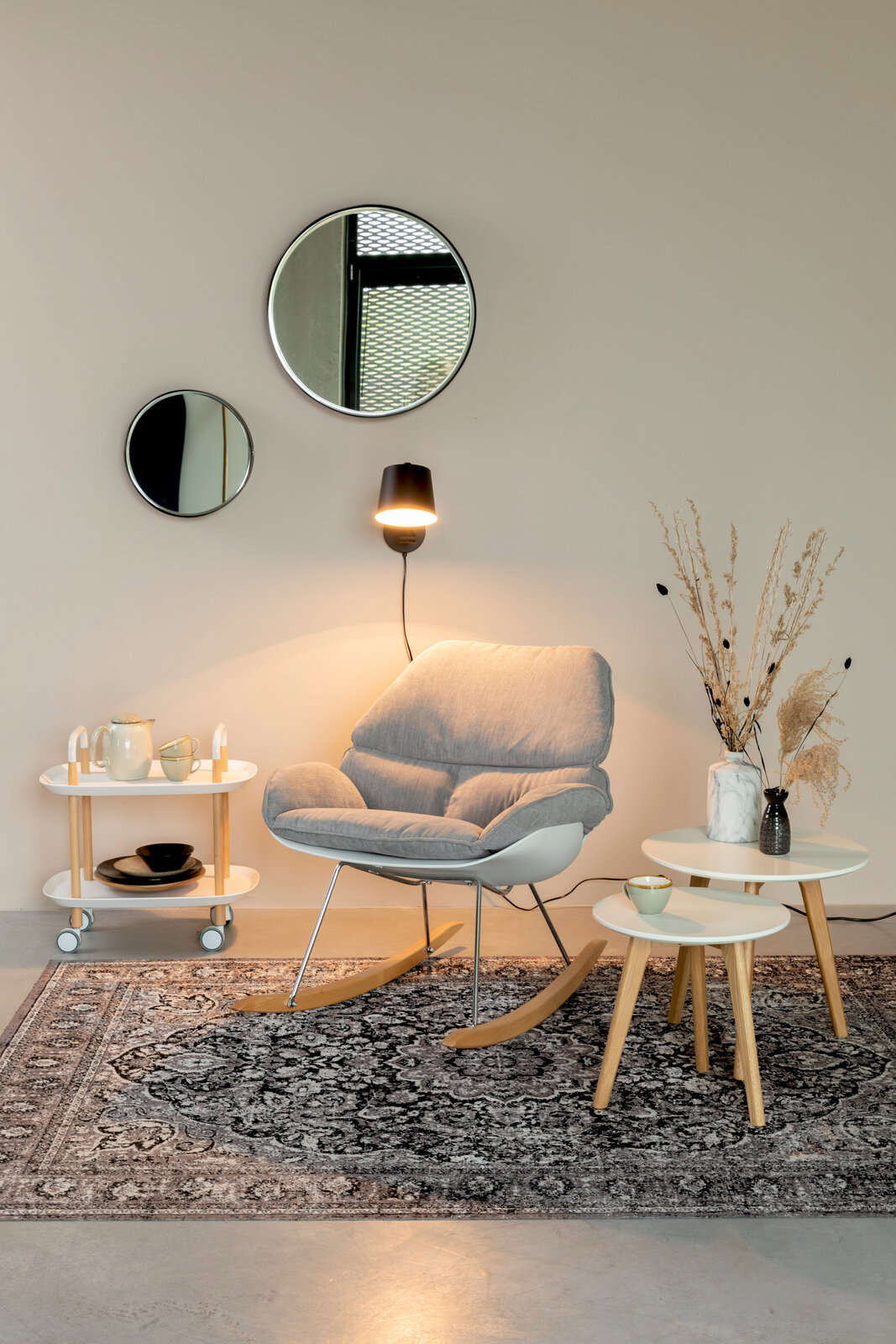 Moderner Schaukelsessel in einem stilvoll eingerichteten Raum, seitliche Perspektive.