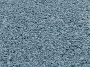 Nahaufnahme eines blauen Uni-Teppichs mit flauschiger Textur, von oben betrachtet.