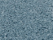 Nahaufnahme eines blauen Uni-Teppichs mit flauschiger Textur, von oben betrachtet.