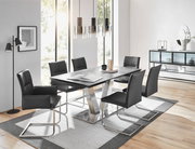 Moderner Esstisch mit schwarzer Tischplatte und sechs schwarzen Stühlen in einem hellen, stilvollen Esszimmer. Perspektive von der Seite.