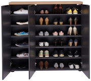 Vorderansicht eines XL-Schuhschranks mit offenen Türen, gefüllt mit verschiedenen Schuhen auf mehreren Regalen.