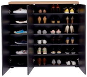 Vorderansicht eines XL-Schuhschranks mit offenen Türen, gefüllt mit verschiedenen Schuhen auf mehreren Regalen.
