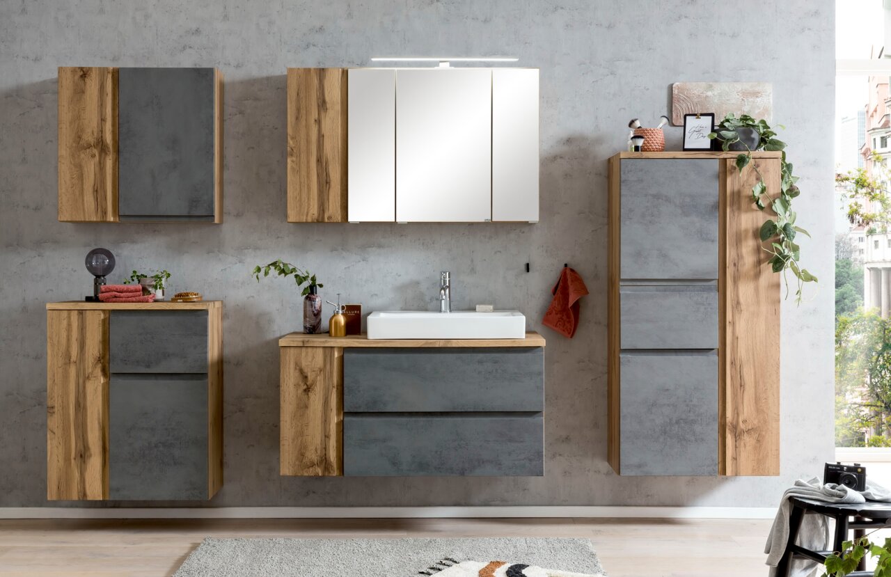 Moderner Spiegelschrank in Holz- und Grautönen, frontal fotografiert, umgeben von passenden Badezimmermöbeln.