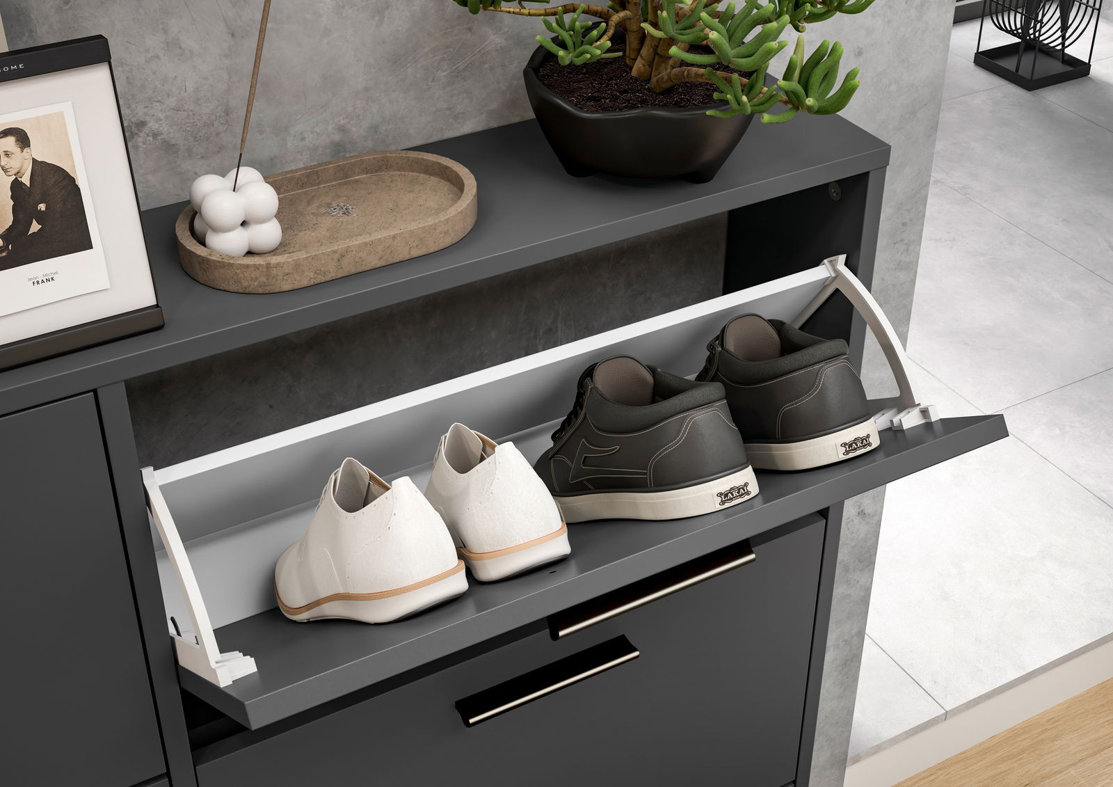 Schuhkipper mit geöffneter Klappe, zwei Paar Schuhe sichtbar, seitliche Perspektive