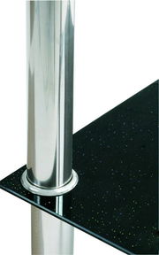 Nahaufnahme eines Beistelltisches mit glänzender Metallstange und schwarzer, funkelnder Glasplatte, seitliche Perspektive