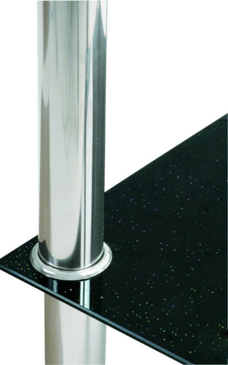 Nahaufnahme eines Beistelltisches mit glänzender Metallstange und schwarzer, funkelnder Glasplatte, seitliche Perspektive