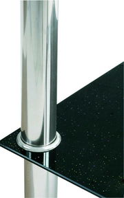 Nahaufnahme eines Beistelltisches mit glänzender Metallstange und schwarzer, funkelnder Glasplatte, seitliche Perspektive