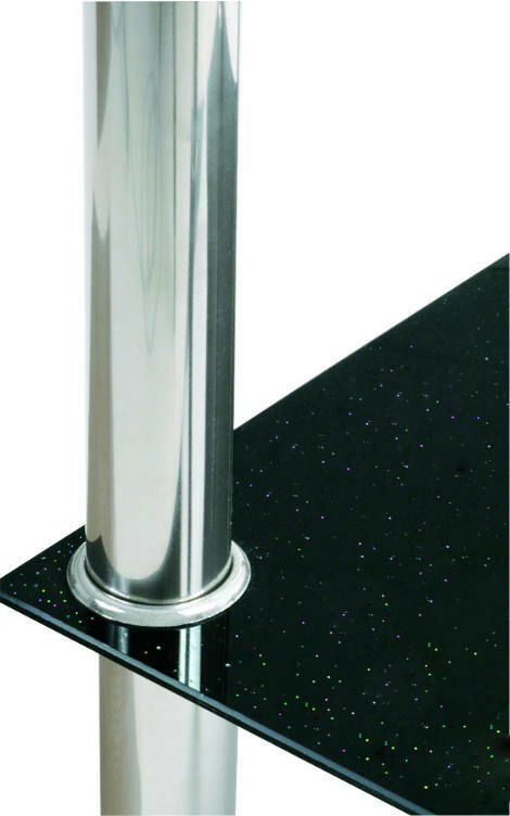 Nahaufnahme eines Beistelltisches mit glänzender Metallstange und schwarzer, funkelnder Glasplatte, seitliche Perspektive