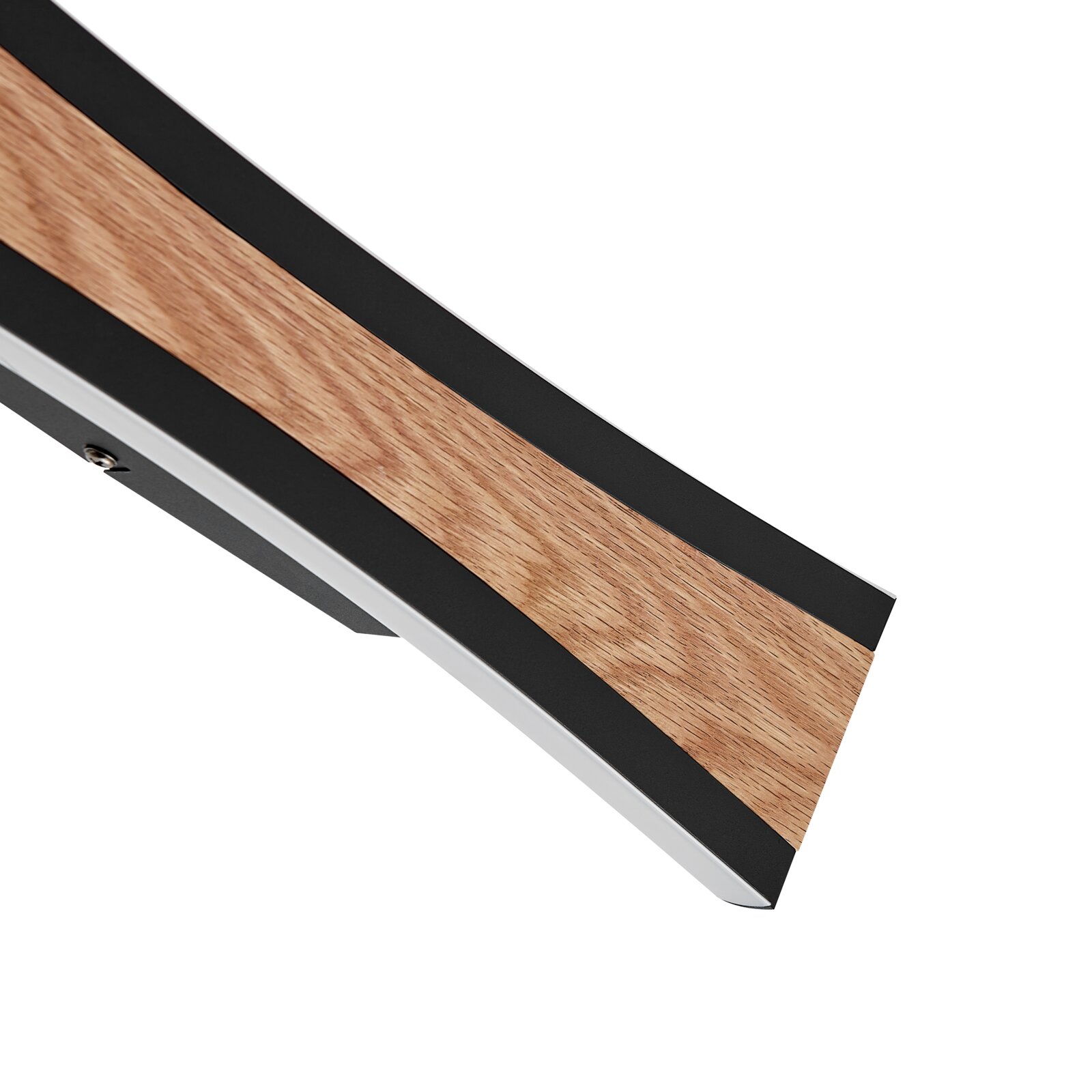 Schlanke, längliche LED-Wandleuchte mit Holzoptik-Front und schwarzem Metallrahmen, in schräger Nahaufnahme aus leicht seitlicher Perspektive vor weißem Hintergrund