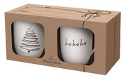 Zwei weiße Tassen in einer Geschenkbox mit Sichtfenster, eine Tasse mit einem stilisierten Weihnachtsbaum und die andere mit 'ho ho ho' Schriftzug, seitliche Perspektive.