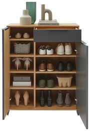 Vorderansicht eines modernen Garderoben-Sets mit offenen und geschlossenen Fächern, gefüllt mit Schuhen, Körben und Dekorationen auf der Oberseite.