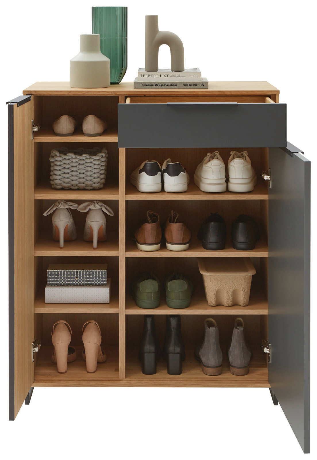 Vooraanzicht van een moderne garderobecombinatie met open en gesloten vakken, gevuld met schoenen, manden en decoraties op het bovenste gedeelte.