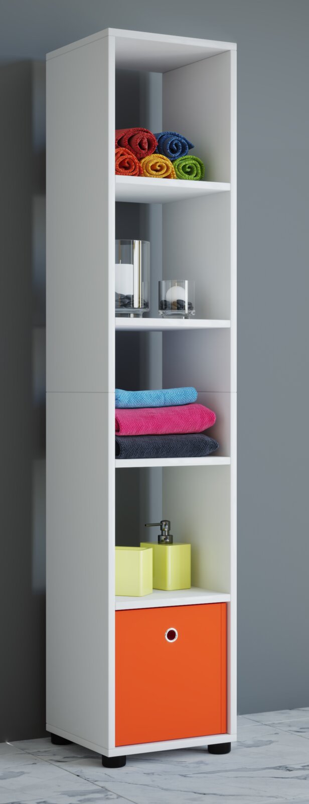 Schmales, weißes Badezimmer-Regal mit offenen Fächern und orangefarbener Tür unten, bestückt mit gerollten und gefalteten Handtüchern sowie Bad-Accessoires; Frontansicht in leichter Seitenperspektive