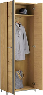 Geöffneter Dielenschrank aus Holz mit einer Jacke, einem Hut und einer Tasche, frontal betrachtet.