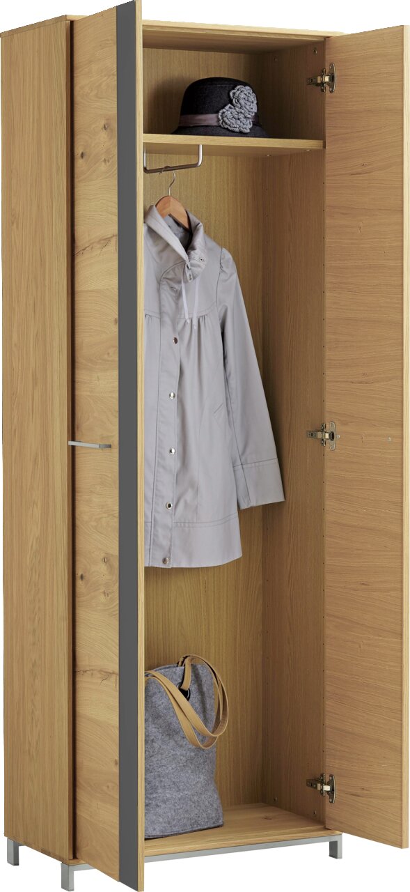 Geöffneter Dielenschrank aus Holz mit einer Jacke, einem Hut und einer Tasche, frontal betrachtet.
