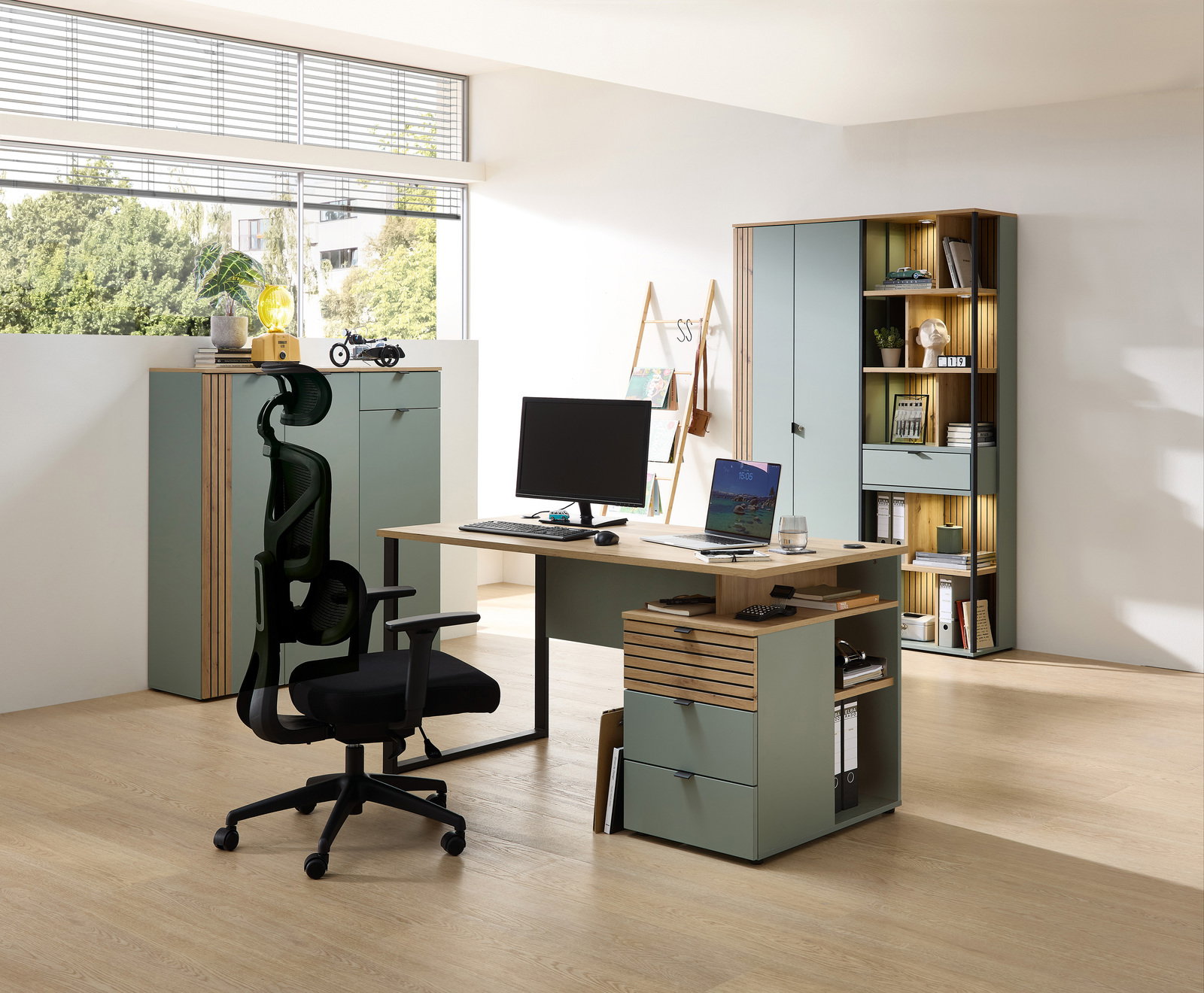 Moderne Büroumgebung mit Schreibtisch, Bürostuhl und Regalen, seitliche Perspektive