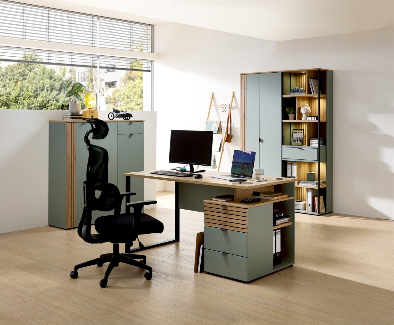 Moderne Büroumgebung mit Schreibtisch, Bürostuhl und Regalen, seitliche Perspektive