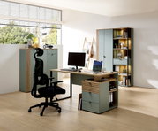 Moderne Büroumgebung mit Schreibtisch, Bürostuhl und Regalen, seitliche Perspektive