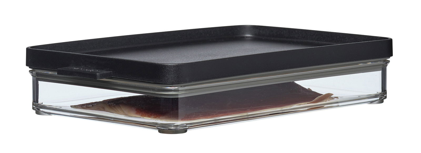 Rechteckige Kühlschrankdose mit schwarzem Deckel, seitliche Perspektive, gefüllt mit Fleisch.