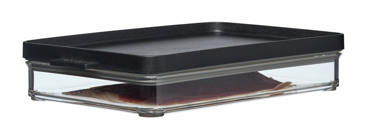 Rechteckige Kühlschrankdose mit schwarzem Deckel, seitliche Perspektive, gefüllt mit Fleisch.