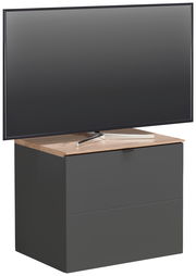 TV-Lowboard in dunklem Design mit Holzoberfläche, frontal betrachtet, mit einem großen Fernseher darauf.