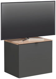 TV-Lowboard in dunklem Design mit Holzoberfläche, frontal betrachtet, mit einem großen Fernseher darauf.