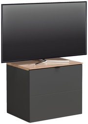 TV-Lowboard in dunklem Design mit Holzoberfläche, frontal betrachtet, mit einem großen Fernseher darauf.