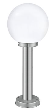 Moderne Außen-Stehleuchte NISIA mit kugelförmigem, weißem Lampenschirm und Edelstahlfuß, frontal abgebildet.