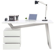Moderner Schreibtisch mit weißer Oberfläche, schrägem Metallgestell und drei Schubladen, seitliche Perspektive