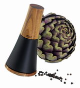 Pfeffer- oder Salzmühle aus Holz und Metall in schräger Perspektive, mit Pfefferkörnern und Artischocke im Hintergrund.