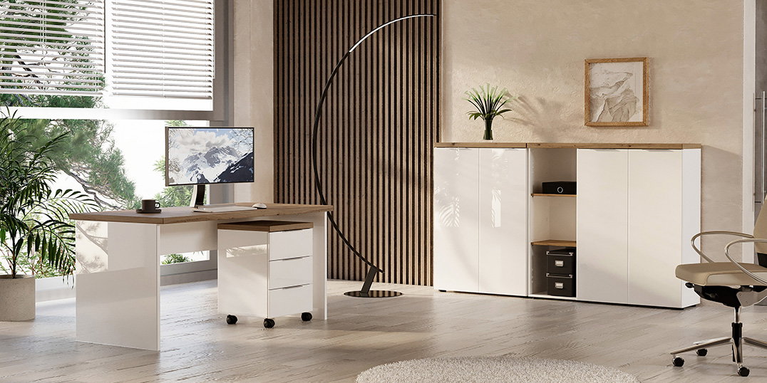 Modernes Büro mit Holz-Akzenten, großem Schreibtisch, Monitor, Pflanzen und weißen Stauraummöbeln im Tageslicht