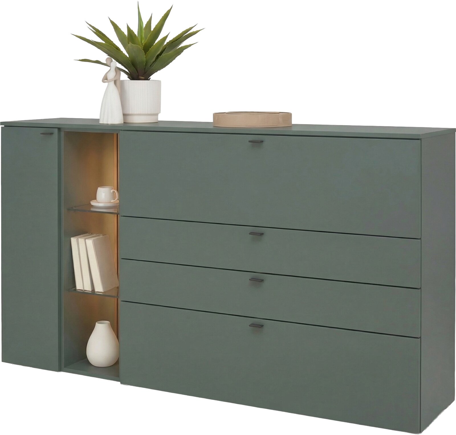 Moderne grün-matte Kommode/Sideboard mit vier breiten Schubladen rechts und offenem Regal mit Glasböden links, dekoriert mit Pflanze und Accessoires, Ansicht schräg von vorn