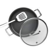 Schwarze Bratpfanne mit zwei Metallgriffen, Glasdeckel und Edelstahl-Pfannenwender, aus schräger Draufsicht vor weißem Hintergrund