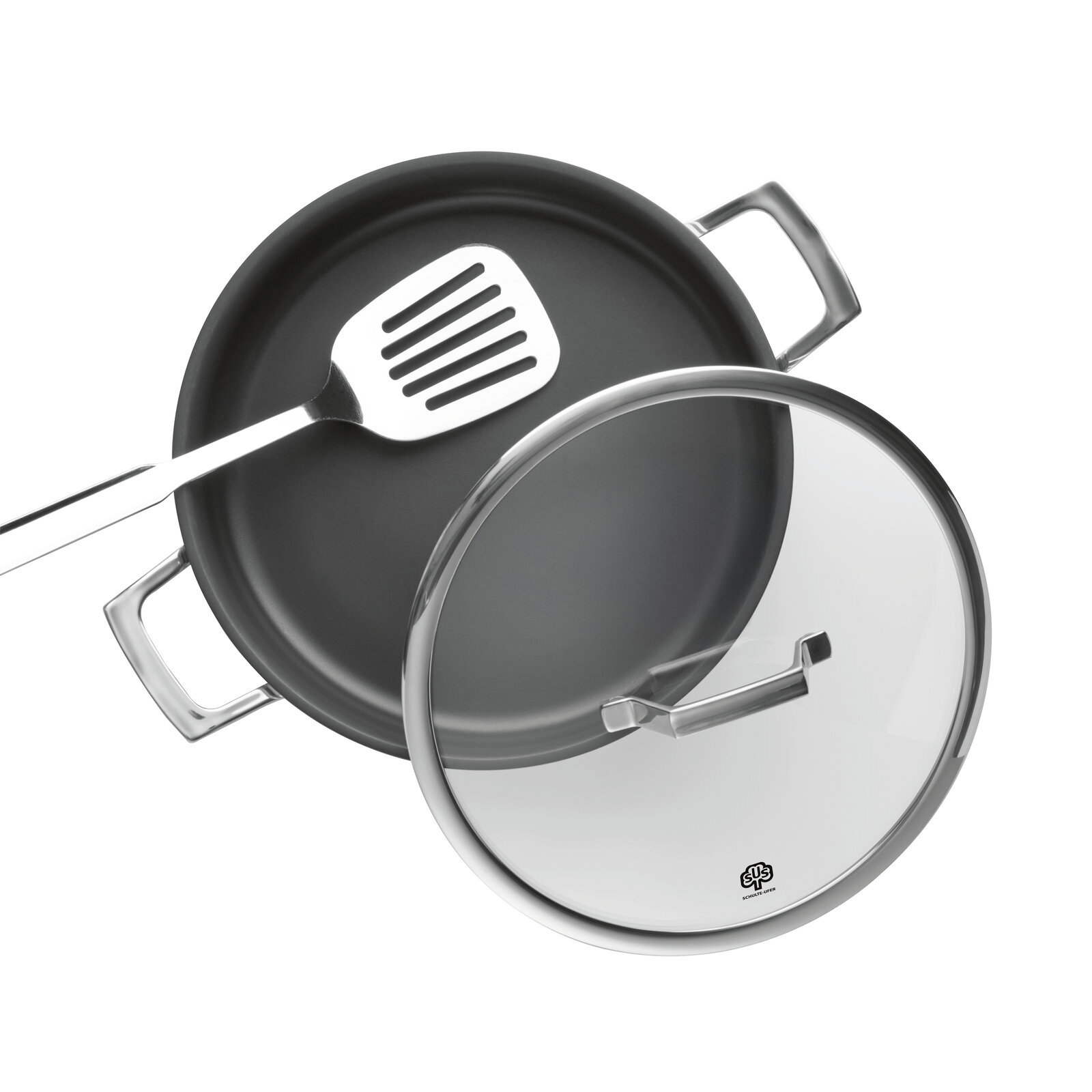 Schwarze Bratpfanne mit zwei Metallgriffen, Glasdeckel und Edelstahl-Pfannenwender, aus schräger Draufsicht vor weißem Hintergrund