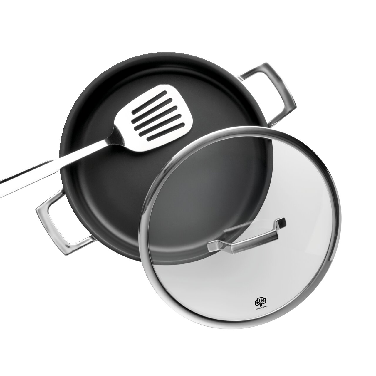 Schwarze Bratpfanne mit zwei Metallgriffen, Glasdeckel und Edelstahl-Pfannenwender, aus schräger Draufsicht vor weißem Hintergrund