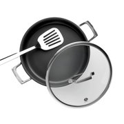Schwarze Bratpfanne mit zwei Metallgriffen, Glasdeckel und Edelstahl-Pfannenwender, aus schräger Draufsicht vor weißem Hintergrund