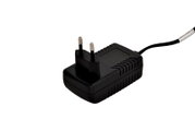 Zwarte netadapter met Europese stekker en vaste kabel, schuin van boven en vanaf de voorzijde gezien op een witte achtergrond