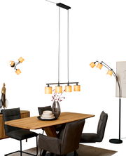 Moderne Hängelampe mit fünf zylinderförmigen Schirmen über einem Esstisch, seitliche Perspektive.