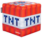 Minecraft TNT-Block Plüschkissen in Würfelform mit rotem Pixelmuster und weißem TNT-Schriftzug, schräg von vorne (3/4-Ansicht) fotografiert