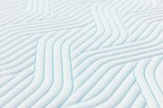 Nahaufnahme eines Tempur Topper Soft PRO PLUS SMARTCOOL mit wellenförmigem Muster in diagonaler Perspektive.