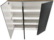 Offener XL-Hängeschuhschrank mit drei Türen und mehreren Regalböden, aus der Vogelperspektive fotografiert.