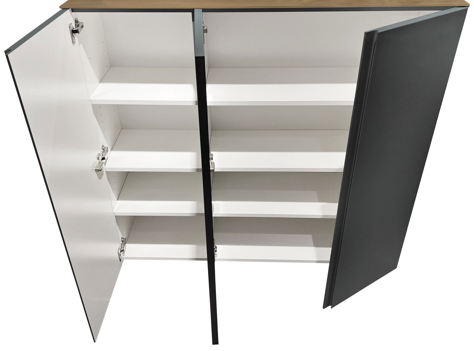 Offener XL-Hängeschuhschrank mit drei Türen und mehreren Regalböden, aus der Vogelperspektive fotografiert.