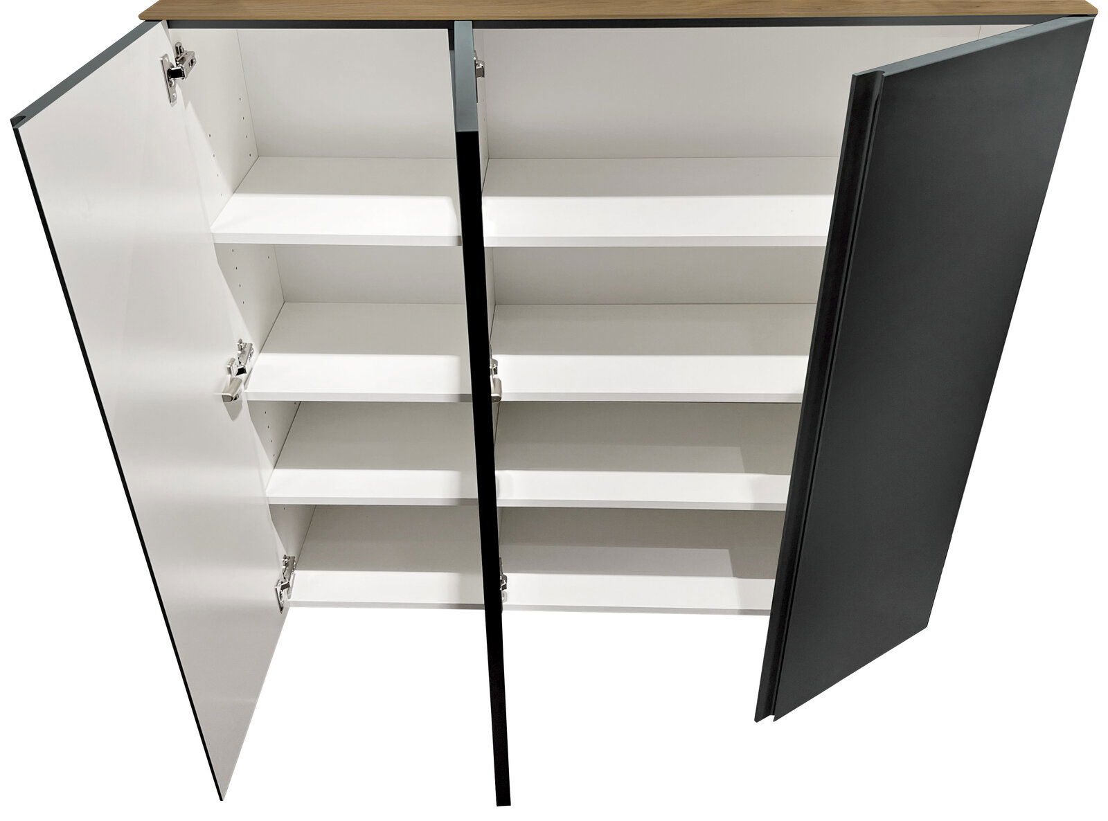 Offener XL-Hängeschuhschrank mit drei Türen und mehreren Regalböden, aus der Vogelperspektive fotografiert.