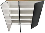 Offener XL-Hängeschuhschrank mit drei Türen und mehreren Regalböden, aus der Vogelperspektive fotografiert.