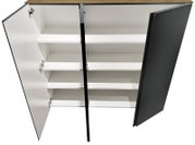 Offener XL-Hängeschuhschrank mit drei Türen und mehreren Regalböden, aus der Vogelperspektive fotografiert.