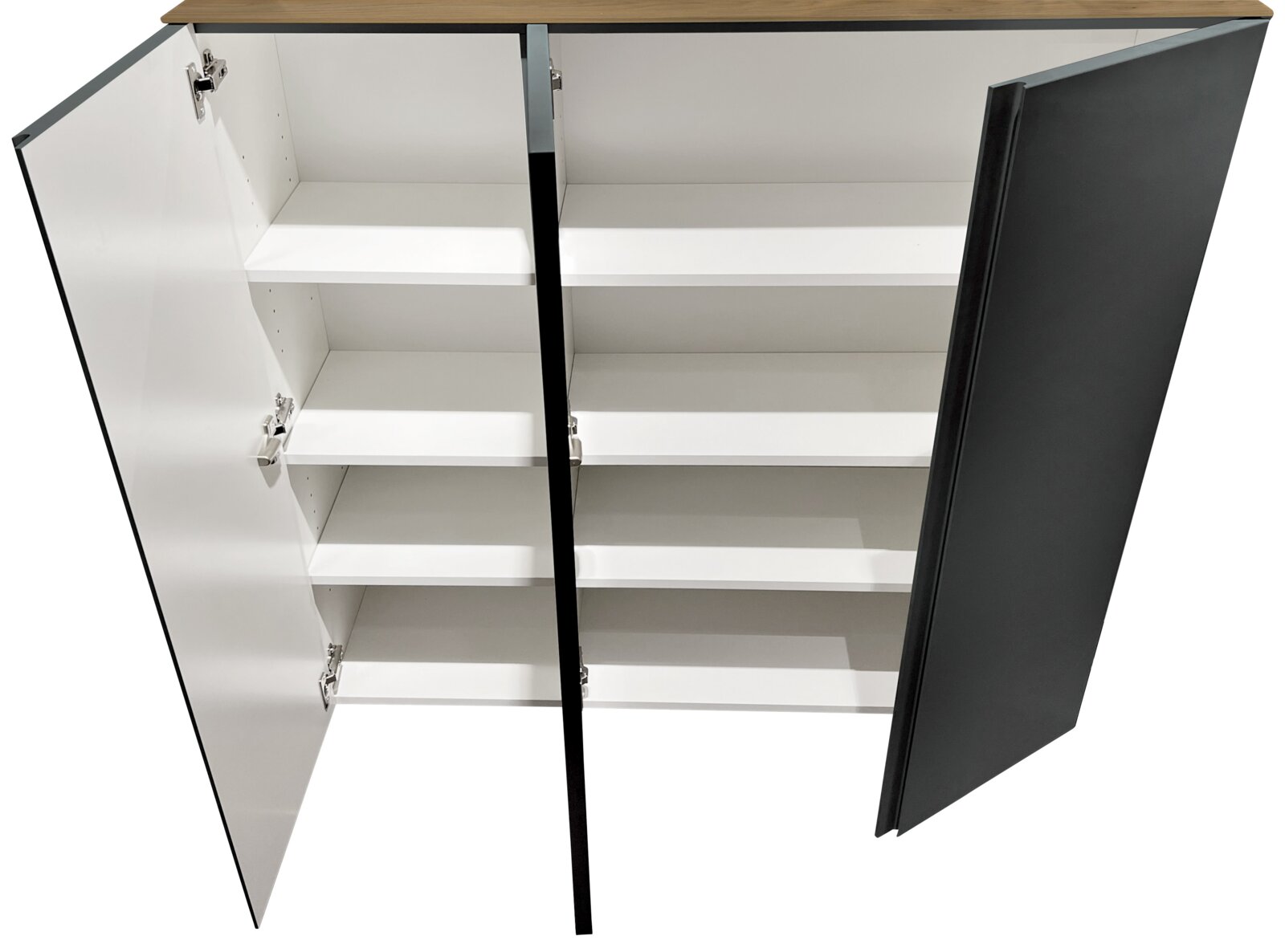 Open XL-hangkast met drie deuren en meerdere planken, gefotografeerd vanuit vogelperspectief.