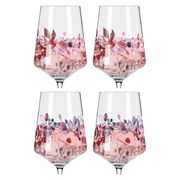 Vier elegante Weingläser mit floralen Mustern und rosa Getränk, frontal betrachtet.