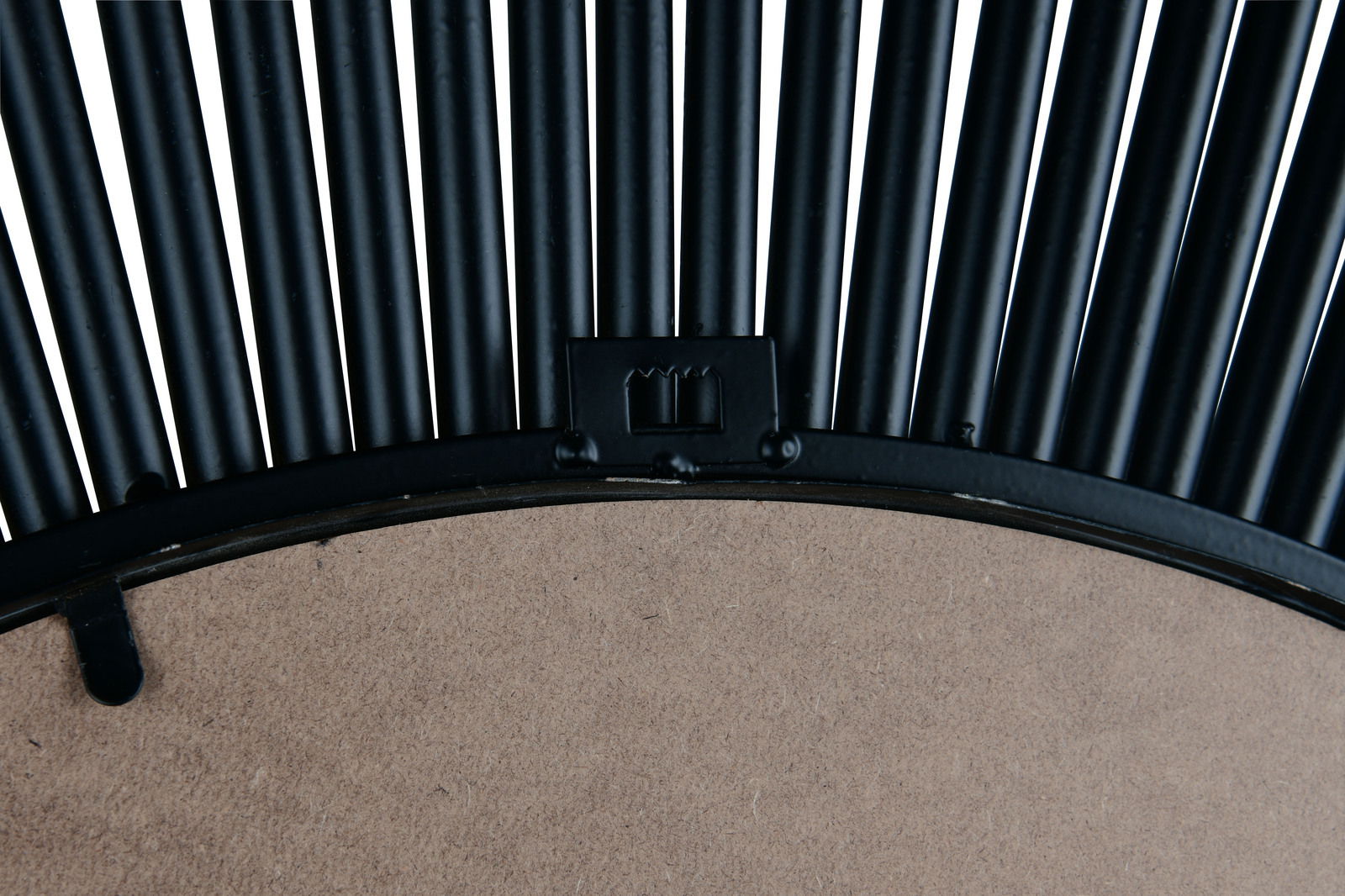 Rückansicht eines runden Spiegels mit schwarzem Metallrahmen und dekorativen Stäben.