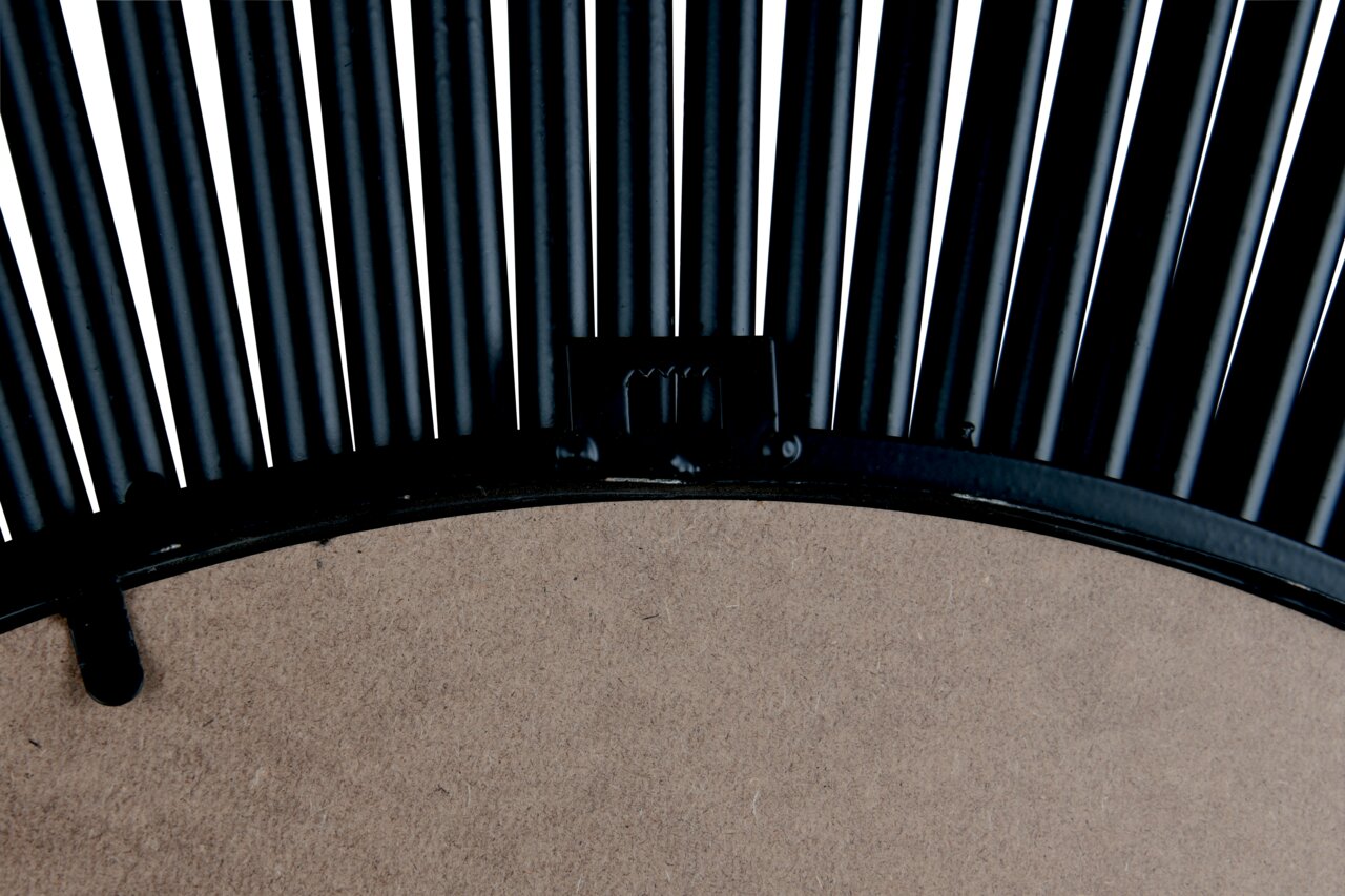 Rückansicht eines runden Spiegels mit schwarzem Metallrahmen und dekorativen Stäben.