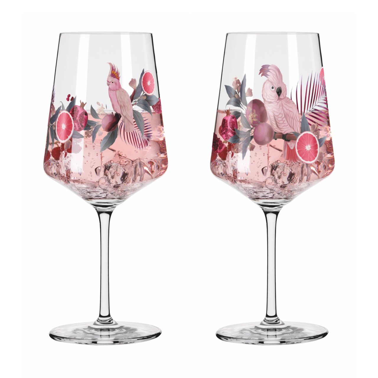 Twee elegante wijnglazen met een tropisch motief van papegaaien en fruit, gevuld met een roze drankje en ijsblokjes, zijaanzicht.